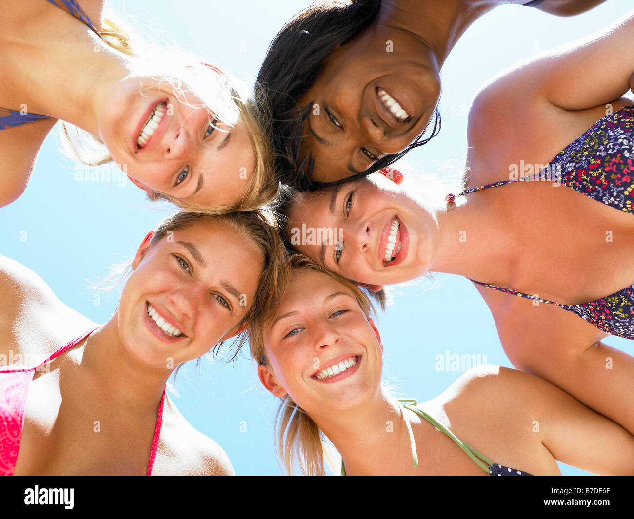 Frauen, Lächeln, geschossen aus niedrigen Winkel Stockfoto