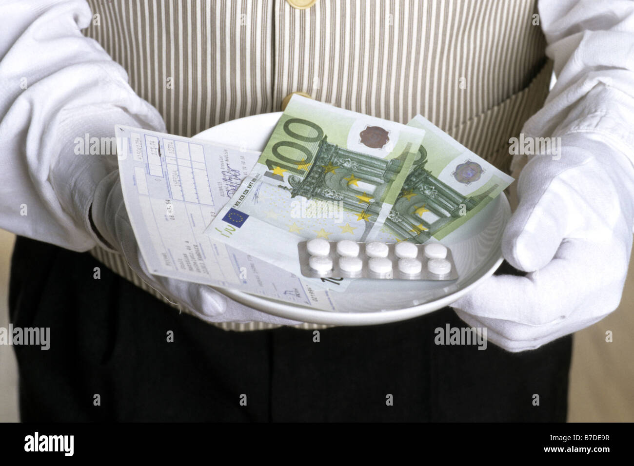 Medicene und Baknnotes auf einem Teller, Europa Stockfoto
