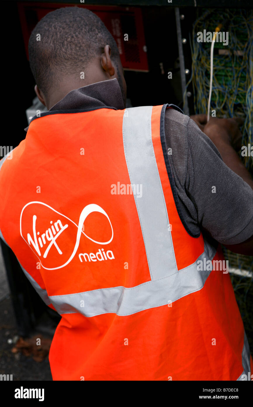Virgin Mobile Ingenieure verbinden ein Haus der Jungfrau Telefon, Internet und Kabel-TV-Netzwerk in Nord-London Stockfoto