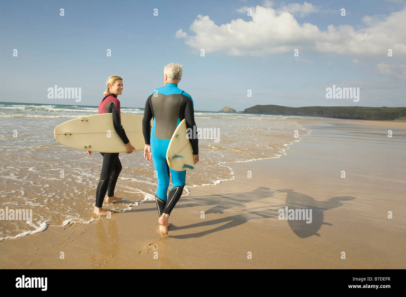 Koppeln Sie mit Surfboards an einem Strand Stockfoto