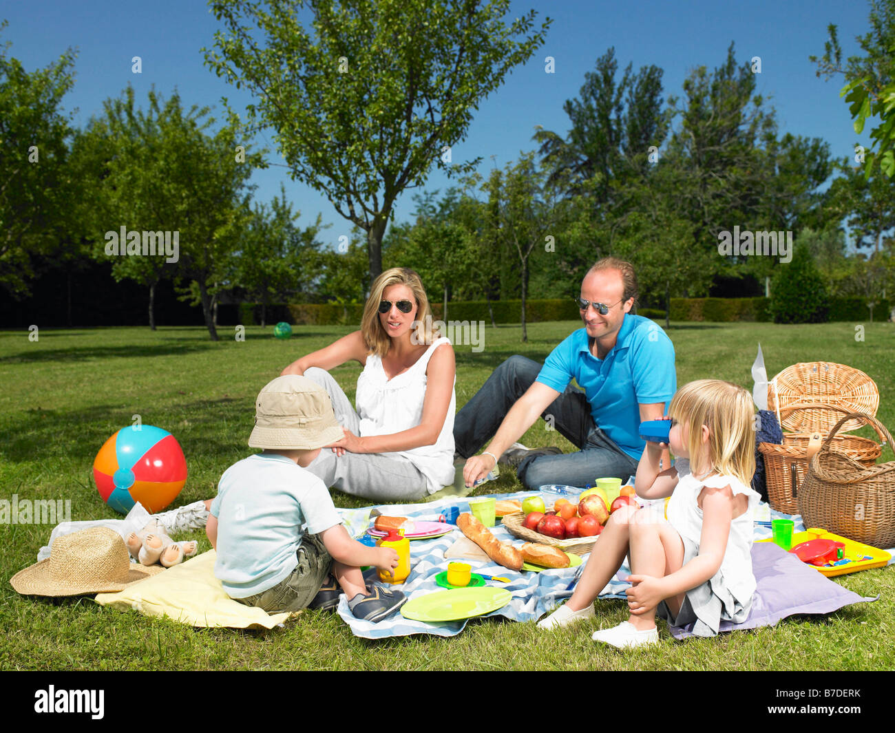 Familie mit einem Picknick im Garten Stockfoto