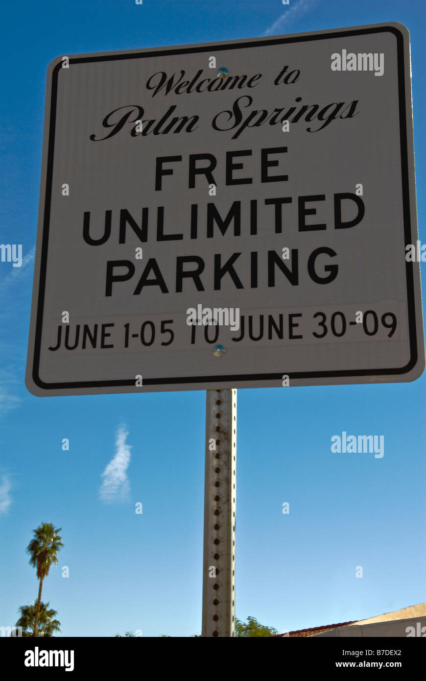 Willkommen Sie bei Palm Springs Kalifornien Ca kostenlos unbegrenzt Parken weißes Schild schwarzen Buchstaben Stockfoto