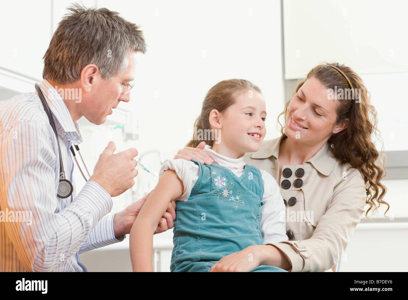 Ein Arzt gibt einer Mädchen eine Injektion Stockfotografie - Alamy