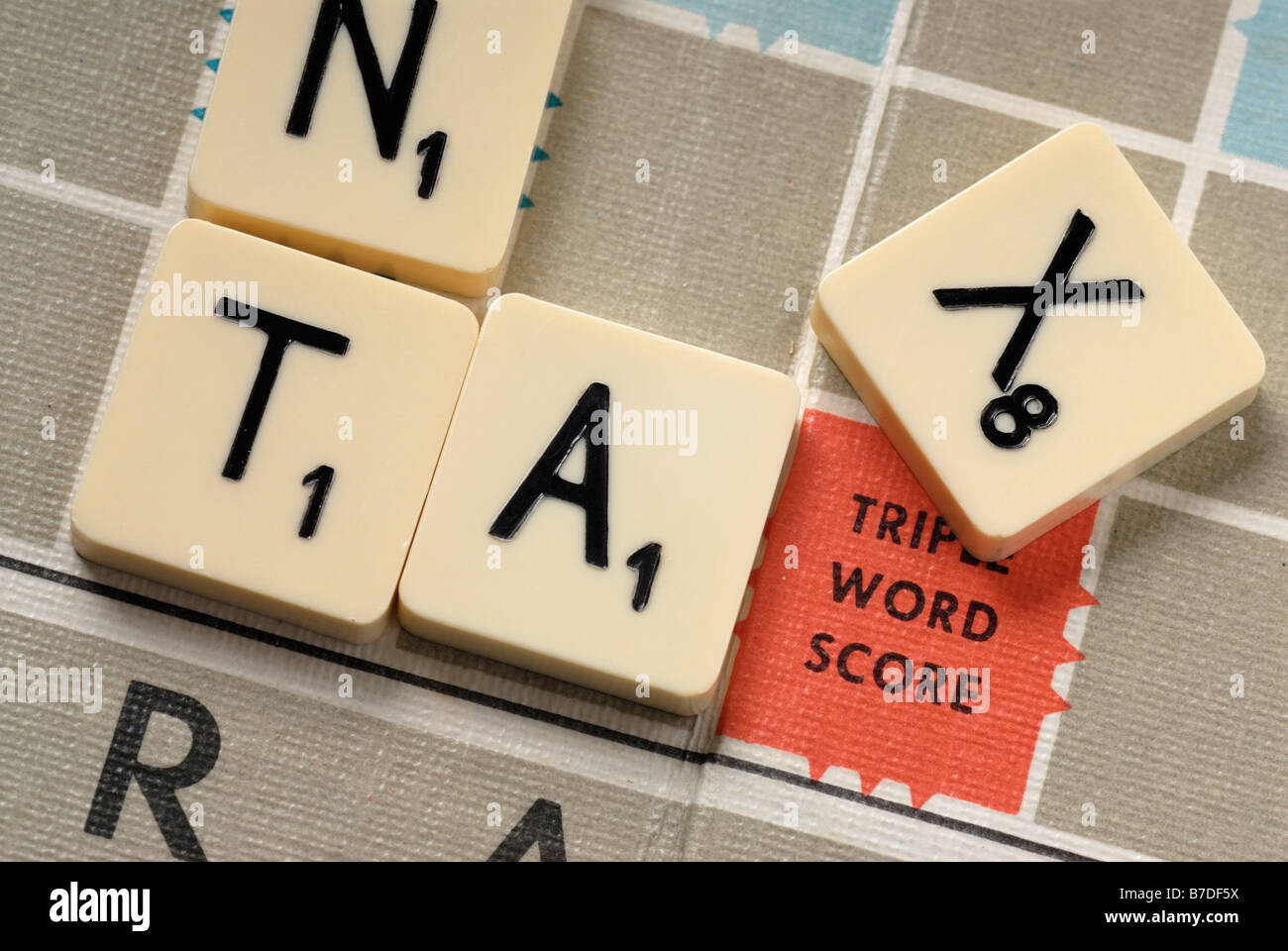 Wort-Steuer auf Scrabble-Brett geschrieben Stockfoto