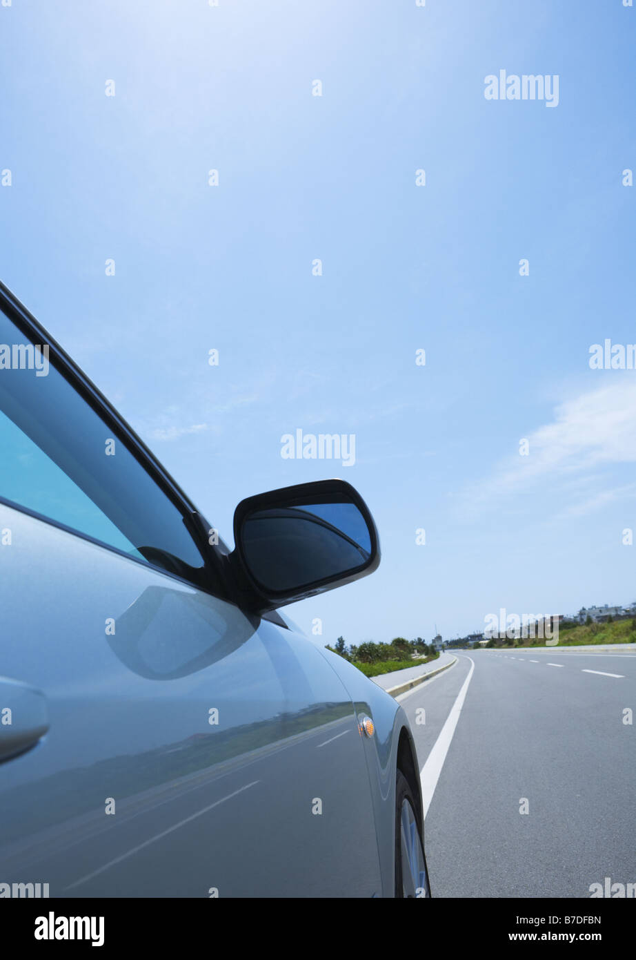 Ein Auto unter dem blauen Himmel Stockfoto