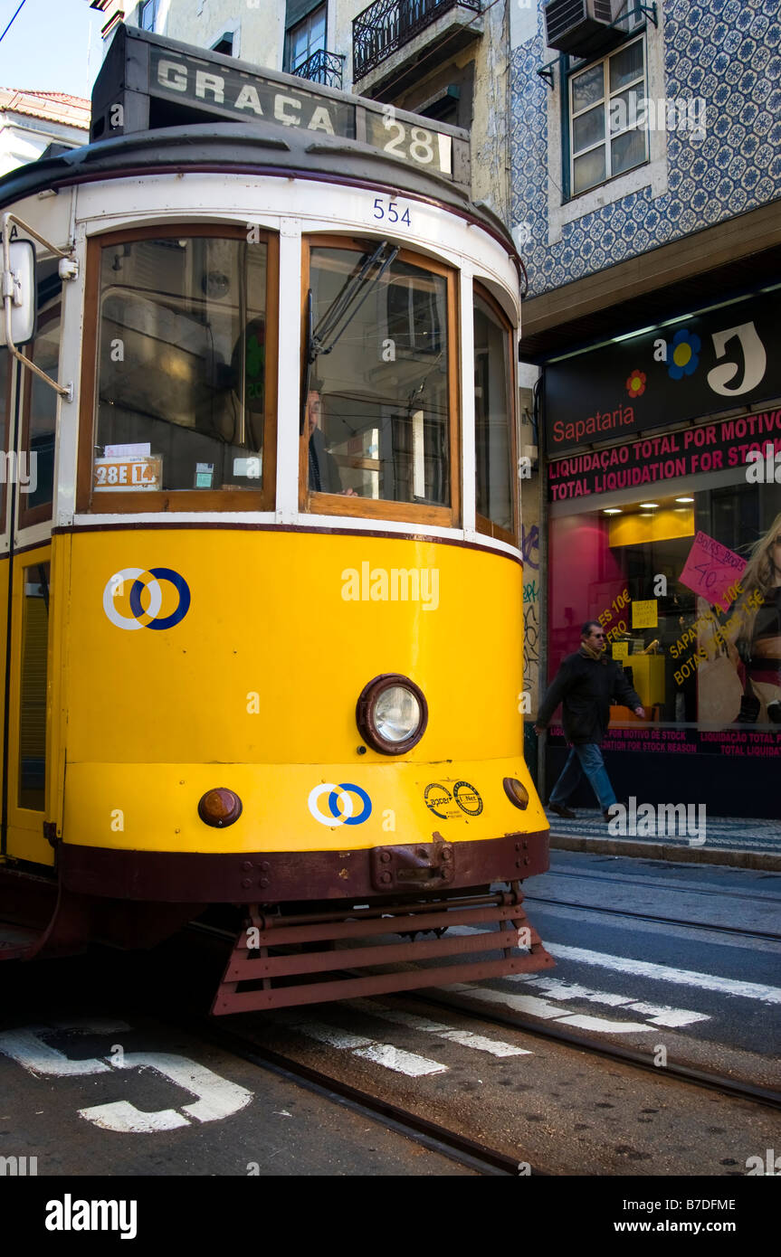 Straßenbahn in den Straßen von Lissabons Stadtzentrum Stockfoto