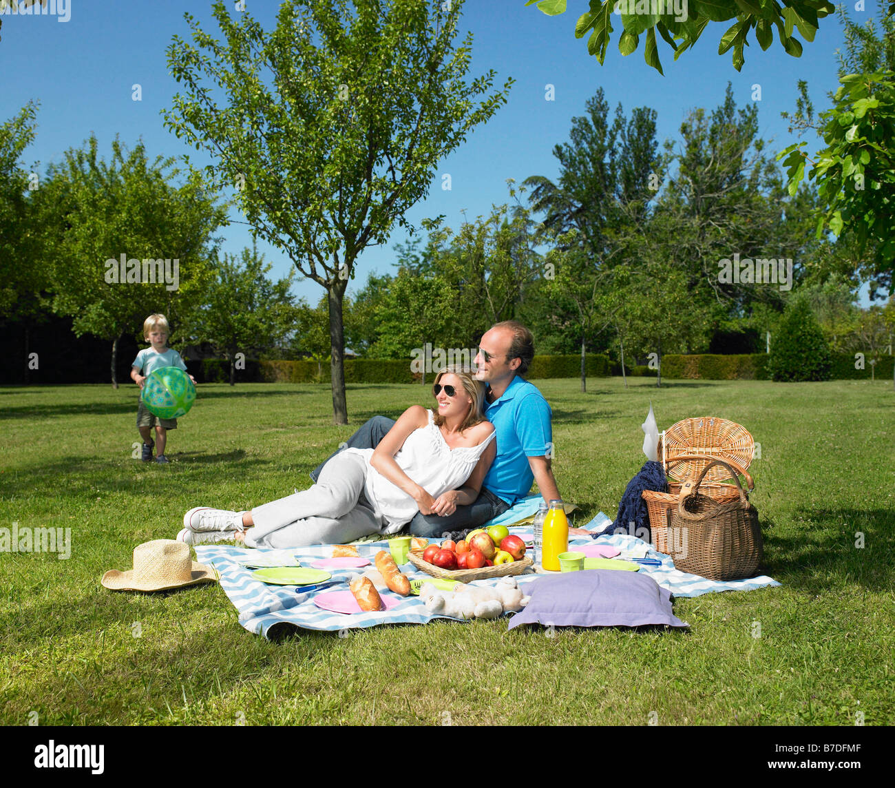 Familie mit einem Picknick im Garten Stockfoto