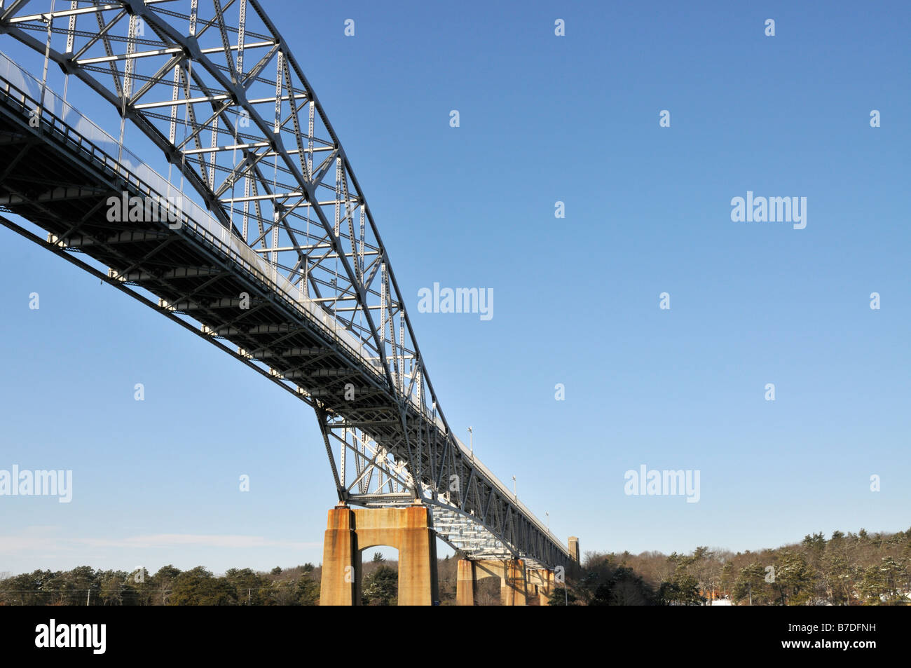 Ansicht der Stahlbrücke von unten Strahlen Winkel konkrete Unterstützung Traversen in einem abstrakten Grafikstil Bourne Brücke zeigen Stockfoto