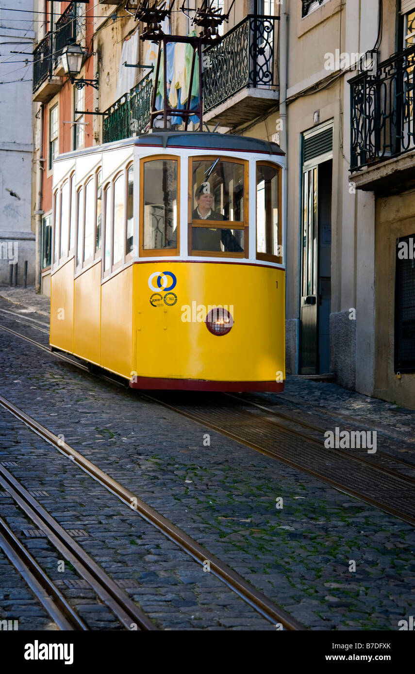 Einer der die Standseilbahnen, die nach oben und unten die steilen Straßen von Lissabon in Portugal laufen Stockfoto