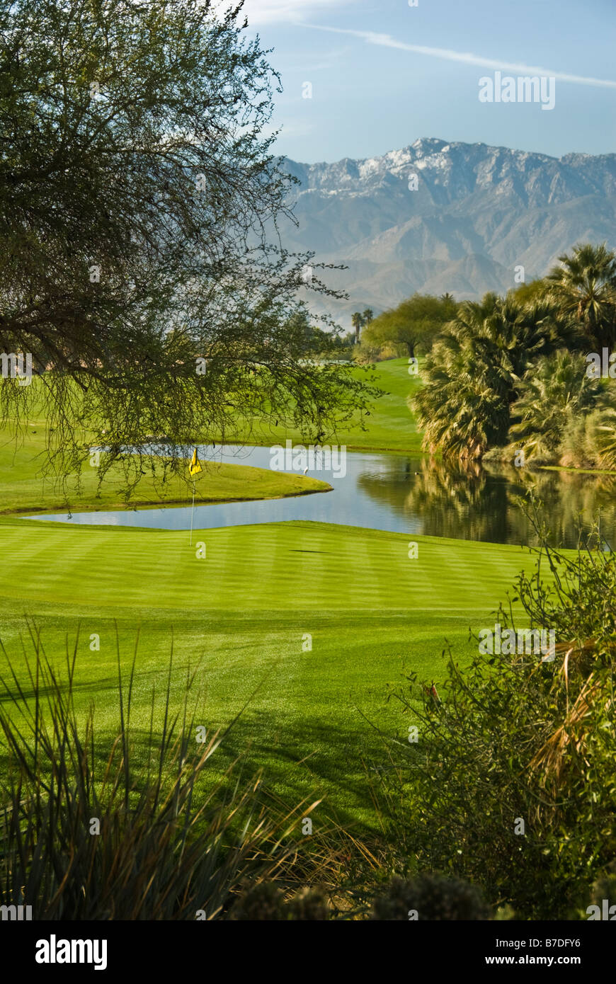 Wüste Weide Golf Resort Palm Desert CA Greenway in der Nähe von Palm Springs Golf Flagge grün Flaggenstock Fairway Wasser uns Kalifornien Stockfoto