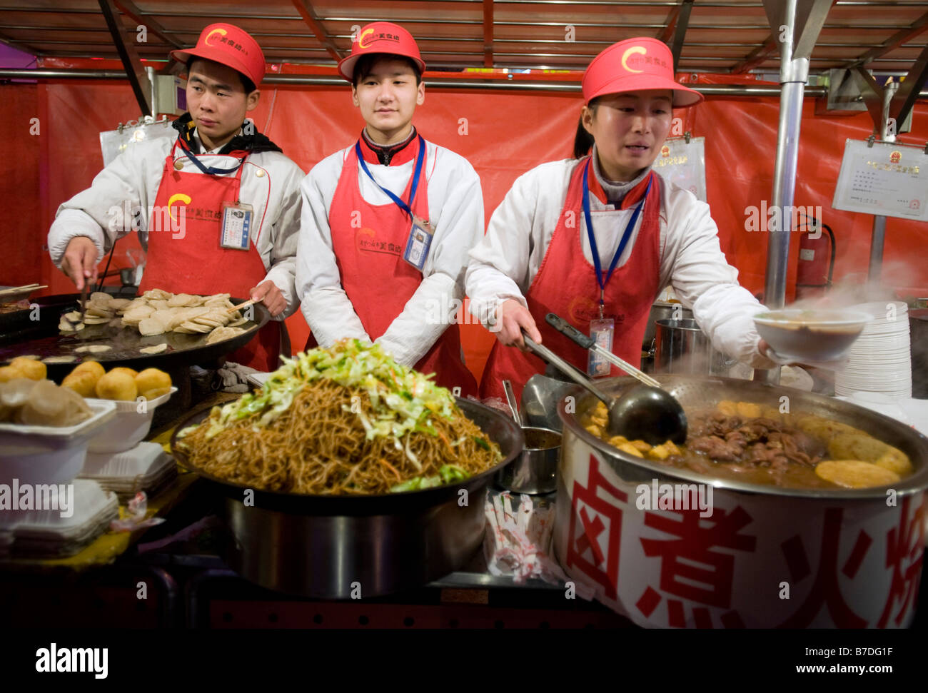 Anbieter bei einem Food stall in Donghuamen Straße Nacht Lebensmittel-Markt in Peking 2009 Stockfoto