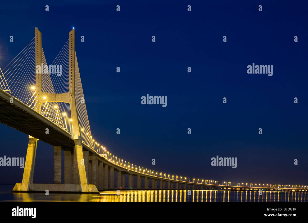 Vasco de Gama Bridge über den Fluss Tajo in Lissabon in der Abenddämmerung Stockfoto