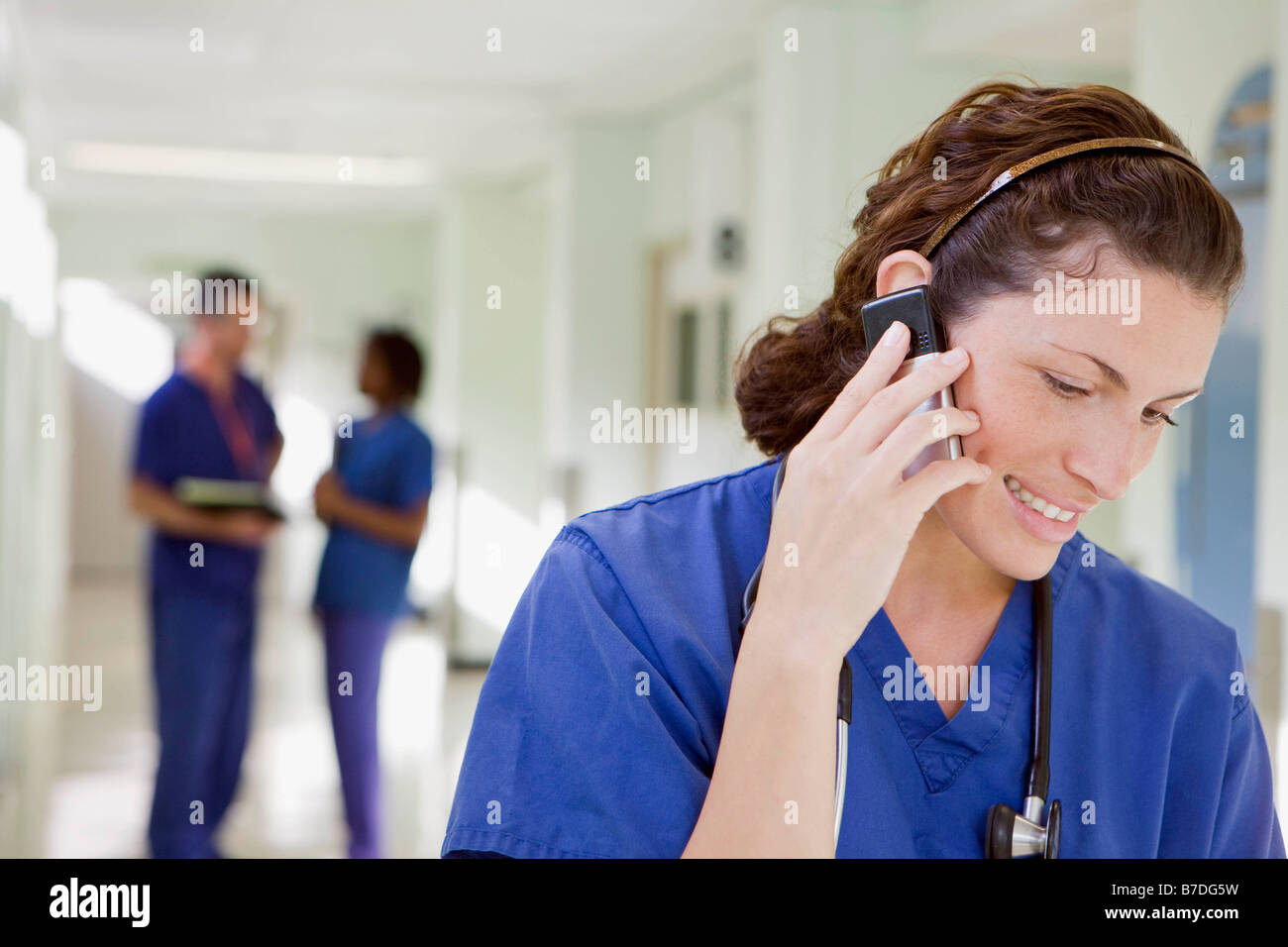 Eine Ärztin am Telefon Stockfoto