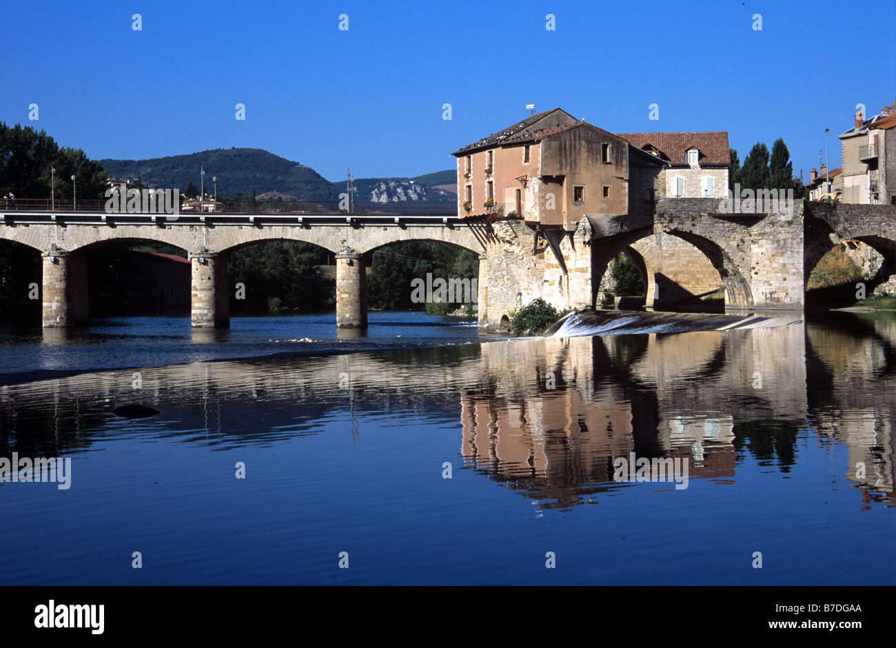 Alte Wassermühle oder Wassermühle (c15th) und Bridge House am Fluss Tarn, Millau, Département Aveyron Frankreich Stockfoto