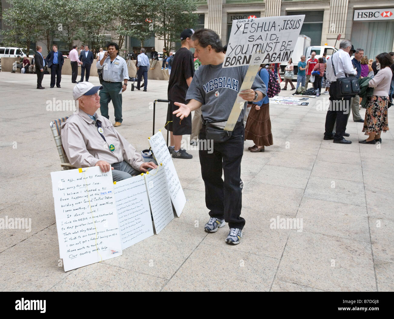 Zwei Demonstranten diskutieren auf einen Jahrestag von 9 / 11-Terror-Anschlag auf die Twin Towers. Stockfoto
