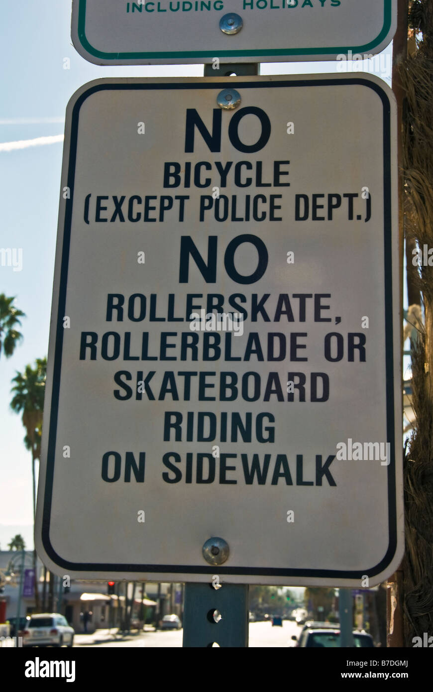 Kein Fahrrad Rollschuh, Inlineskaten, Skateboard fahren auf Bürgersteig, weiße Zeichen schwarzen Buchstaben Stockfoto