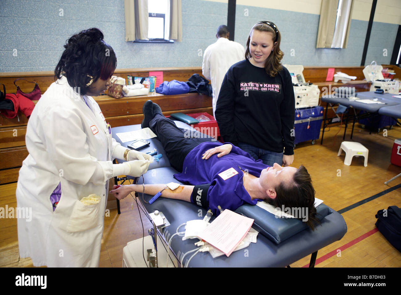 Menschen geben Blut während ein "rotes Kreuz" Blut fahren in Orange Connecticut mit Hilfe eines Krebs-Überlebenden. Stockfoto