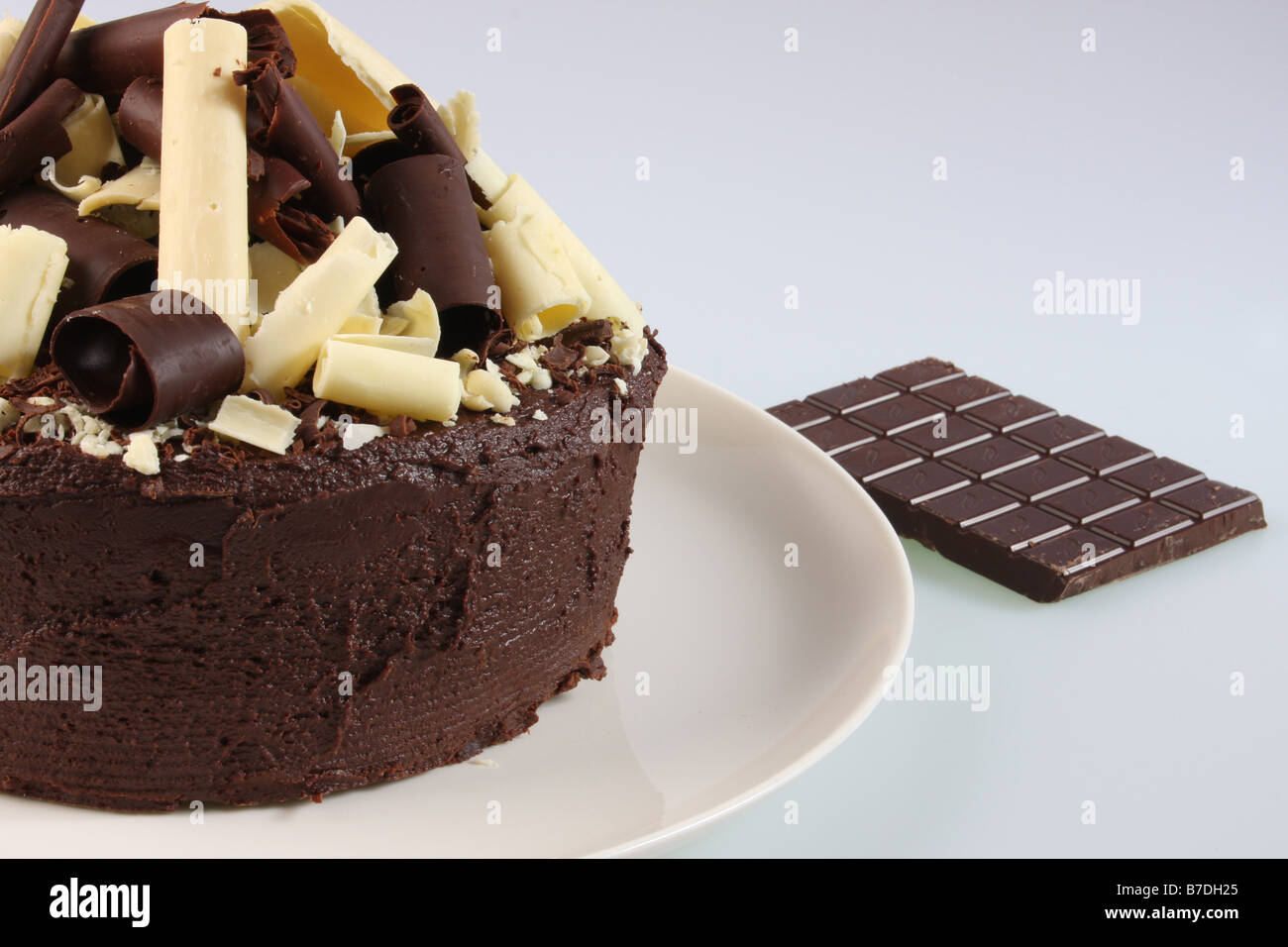 Eine ganze Schokolade Biskuit mit einer Tafel Schokolade. Stockfoto