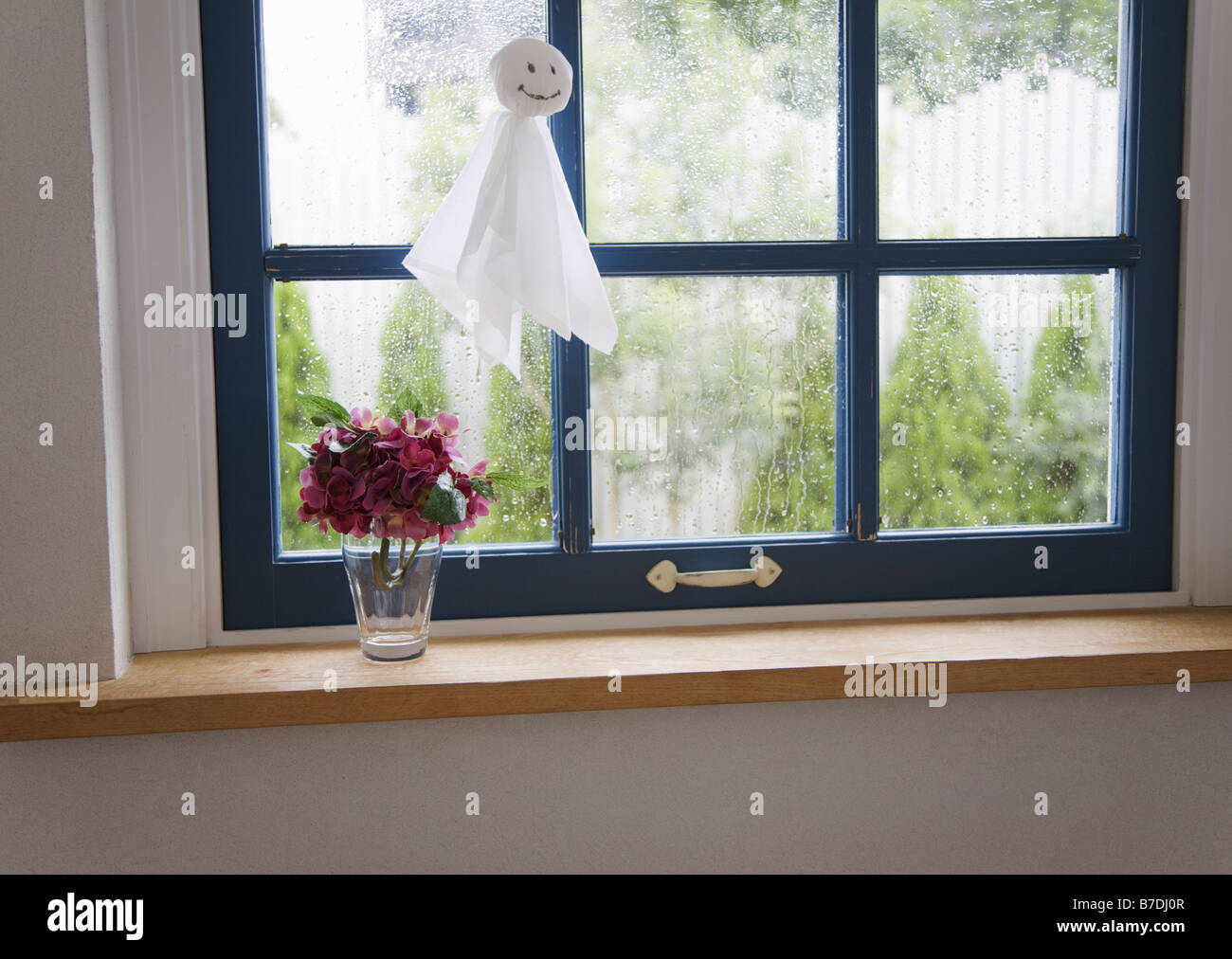Puppe aus Papier für Schönwetter und Hortensie Stockfoto