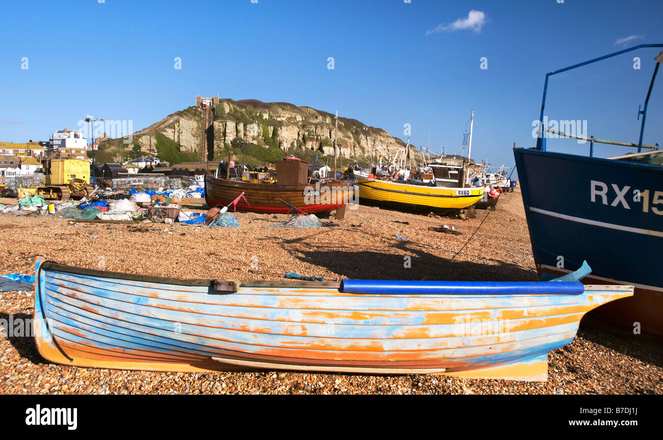 Die Fischereiflotte und East Cliff in Hastings, East Sussex Stockfoto
