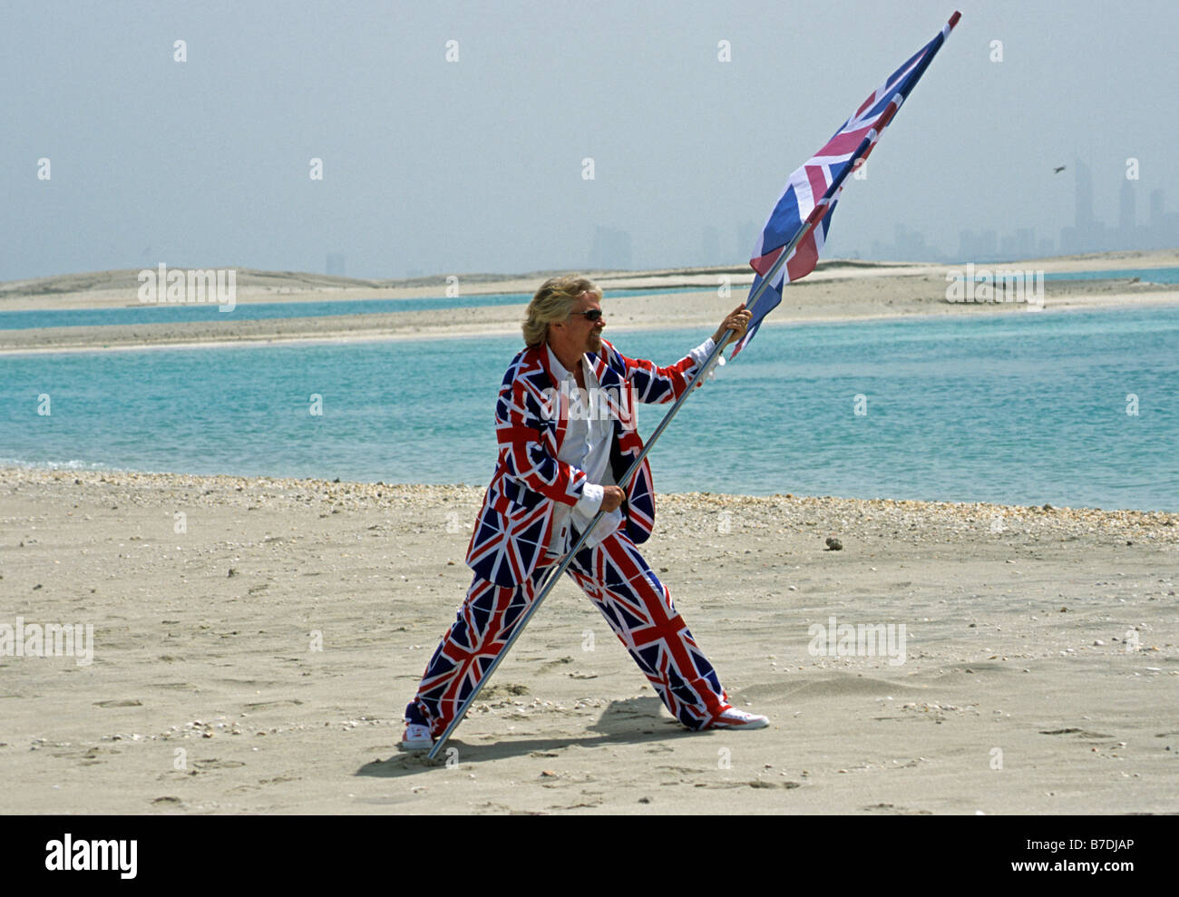 Sir Richard Branson wirft der Union Jack auf Dubais The World Entwicklung zum Auftakt der Virgin Atlantic Flüge. Stockfoto