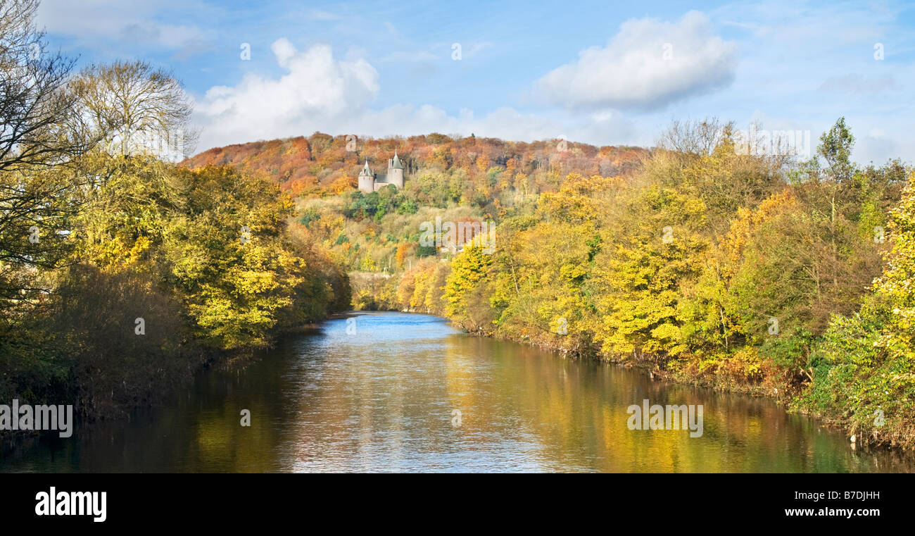 Herbstliche Aussicht auf den Fluss Taff und Castell Coch in der Nähe von Cardiff Stockfoto