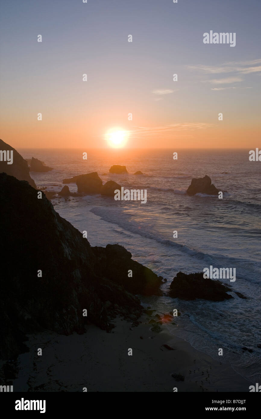 Pazifischen Ozean und die Küste angesehen bei Sonnenuntergang vom nördlich der Rocky Creek Bridge, Highway 1, Big Sur, Kalifornien, USA Stockfoto