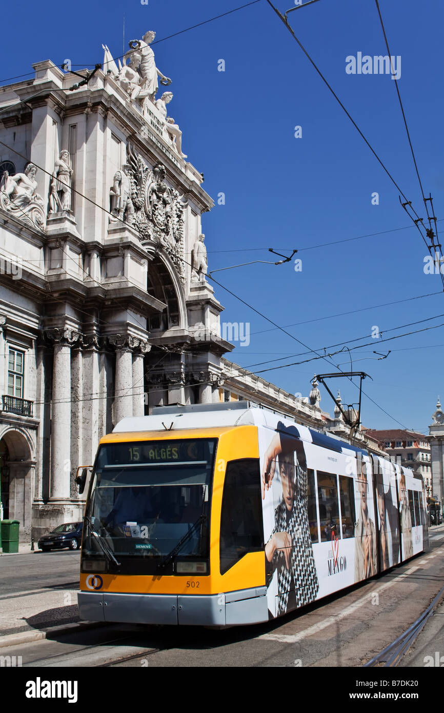 Neues Modell der Lissabonner Straßenbahnen vor Augusta Street Triumphal Arch Lissabon, Portugal Stockfoto