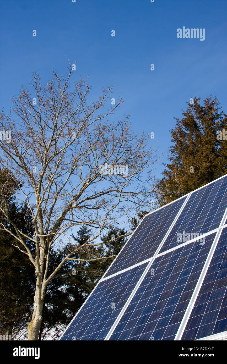 Reihe von Photovoltaik-Solarzellen zur Stromerzeugung Stockfoto