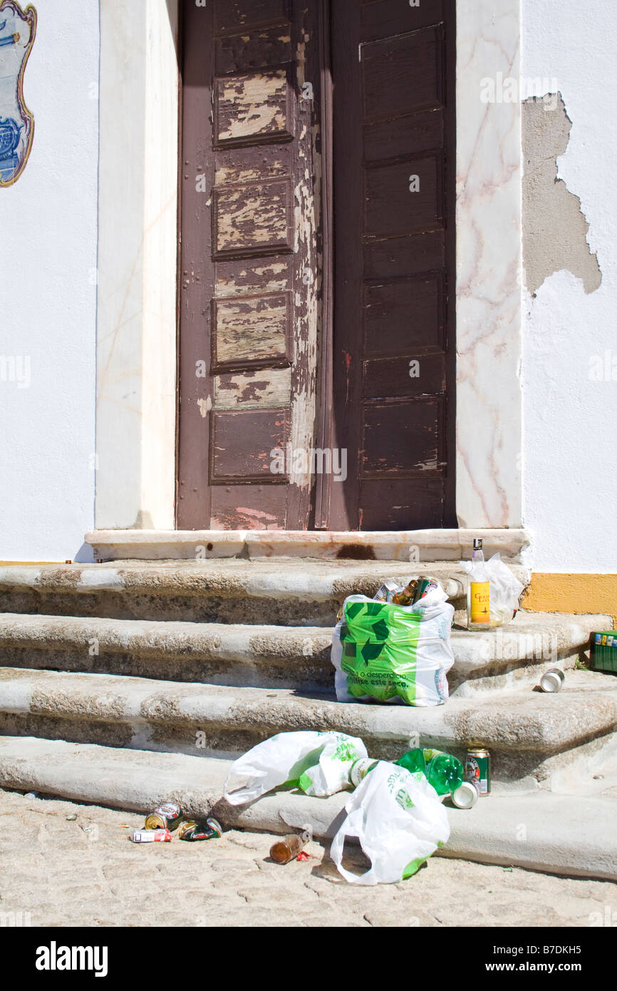 Ironische Bild, wo Plastiktüten, die Veröffentlichung des recycling Akt  landen voller Müll, um vor einem Denkmal zu verbreiten Stockfotografie -  Alamy