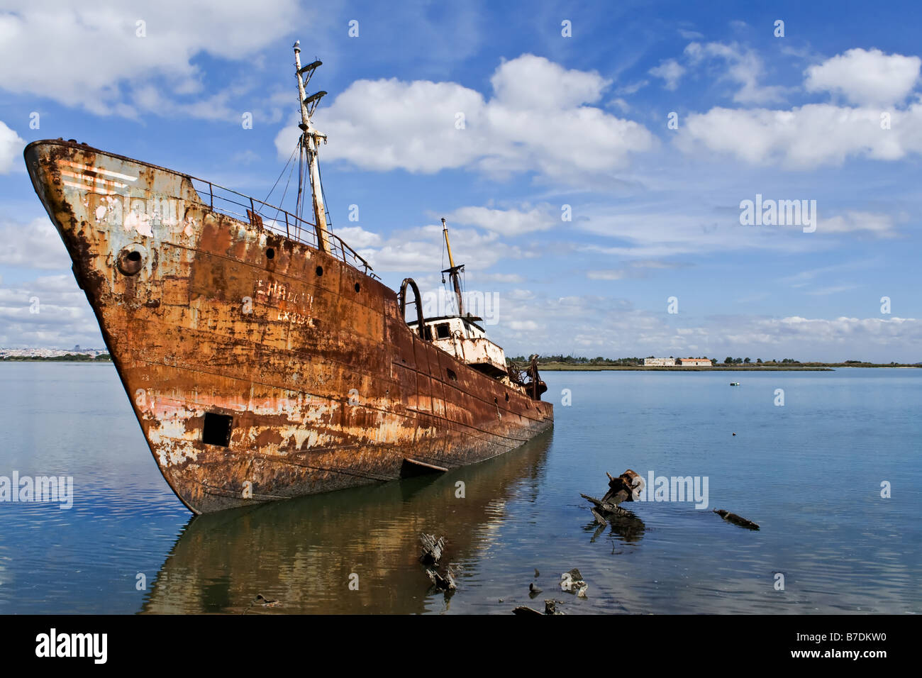 Alte Fischerei-Schiff in einer Werft. Portugal Stockfoto