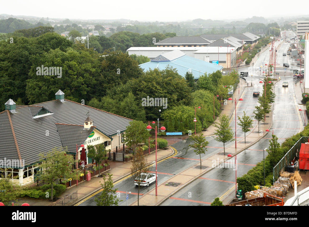 Blick nach Osten über den Almondvale Boulevard, das Stadtzentrum von Livingston, West Lothian, Schottland Stockfoto