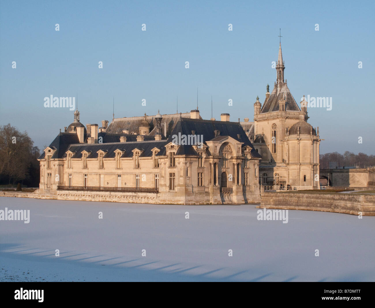 Blick vom über die gefrorenen Kanal von Chantilly Burg in Cantilly, Frankreich im Winterschnee im Januar 2009. Stockfoto