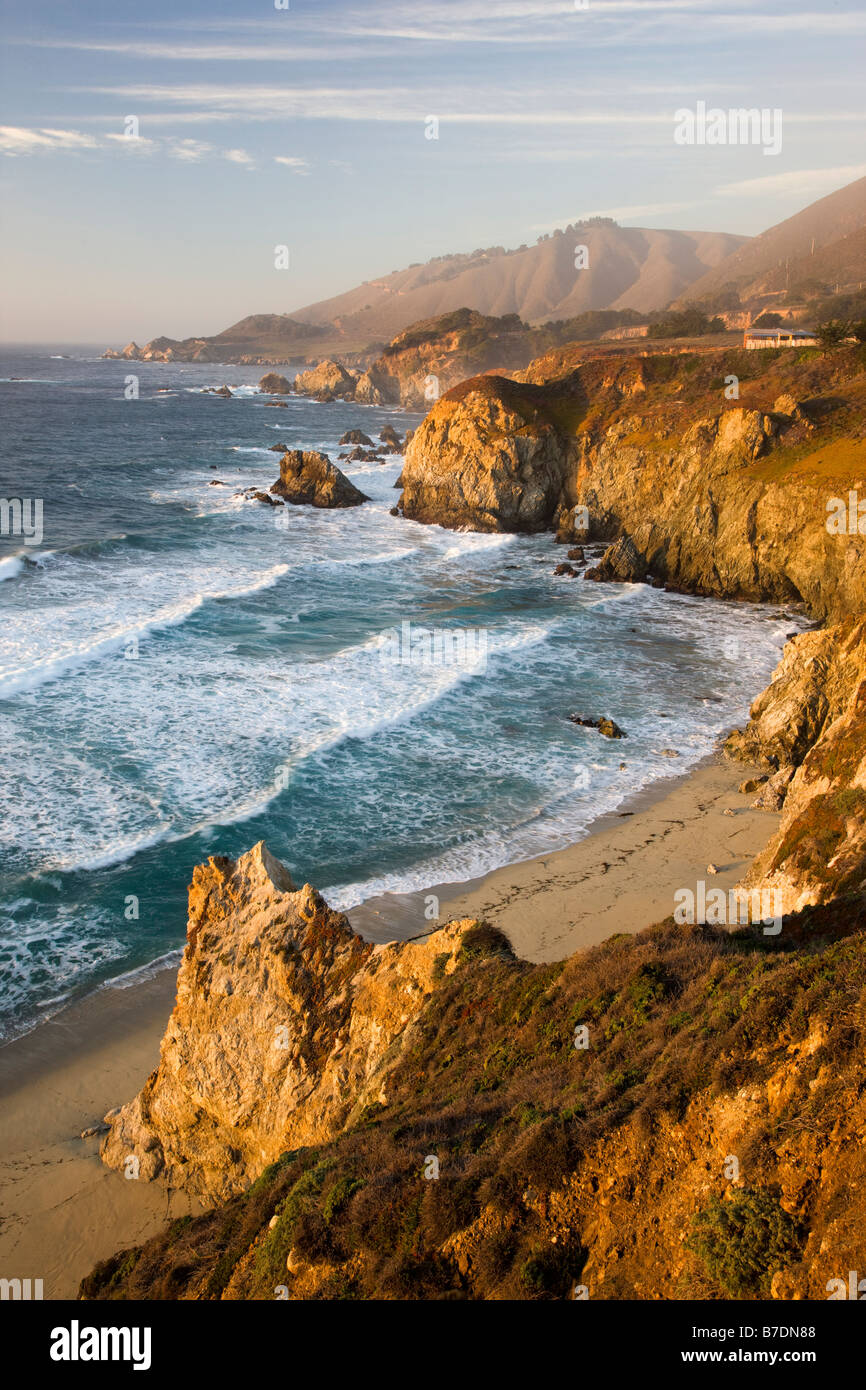 Pazifischen Ozean und die Küste angesehen bei Sonnenuntergang vom nördlich der Bixby Bridge, Highway 1, Big Sur, Kalifornien, USA Stockfoto