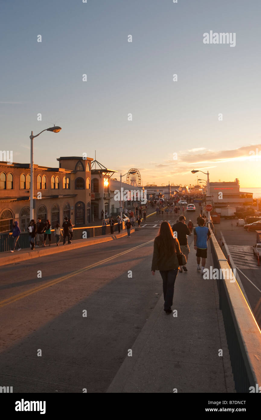 Gehweg zum Santa Monica Pier in Südkalifornien Stockfoto