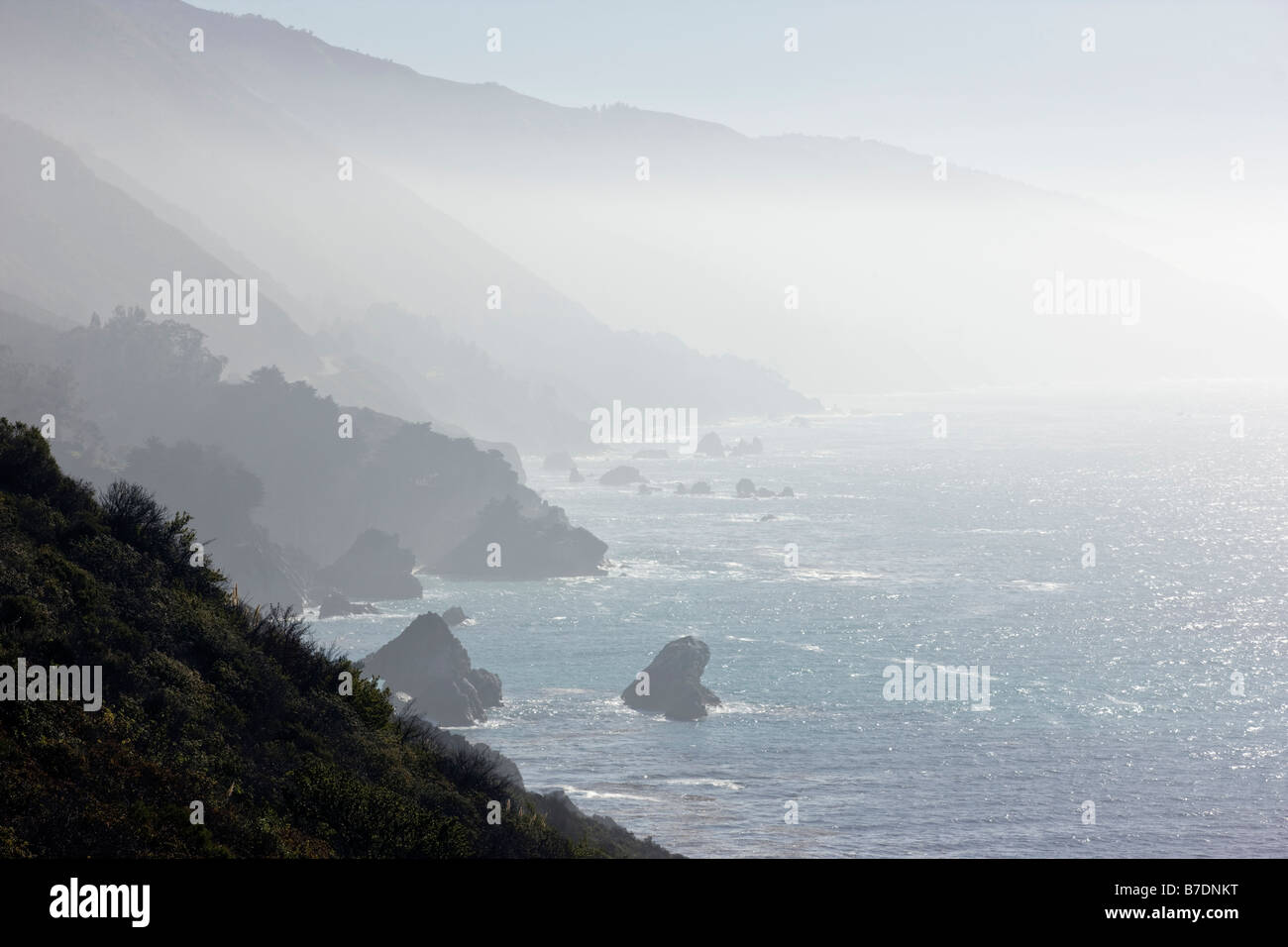 Nebligen Morgenlicht auf der Big Sur Küste, Highway 1, Pazifik, Kalifornien, USA Stockfoto