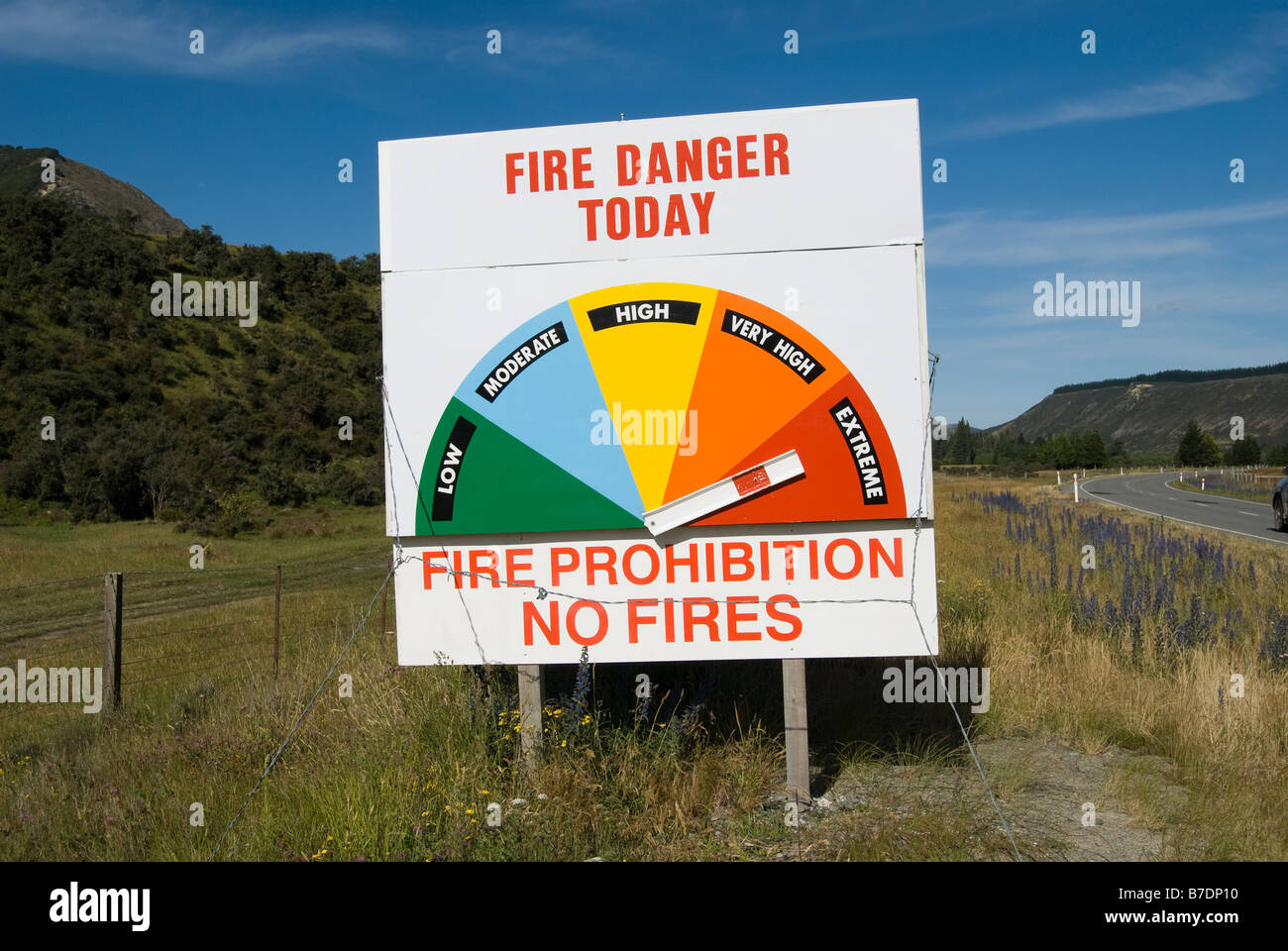 Feuer Warnschild am Highway 7, in der Nähe von Hanmer Springs, Hurunui District, Canterbury, Neuseeland Stockfoto