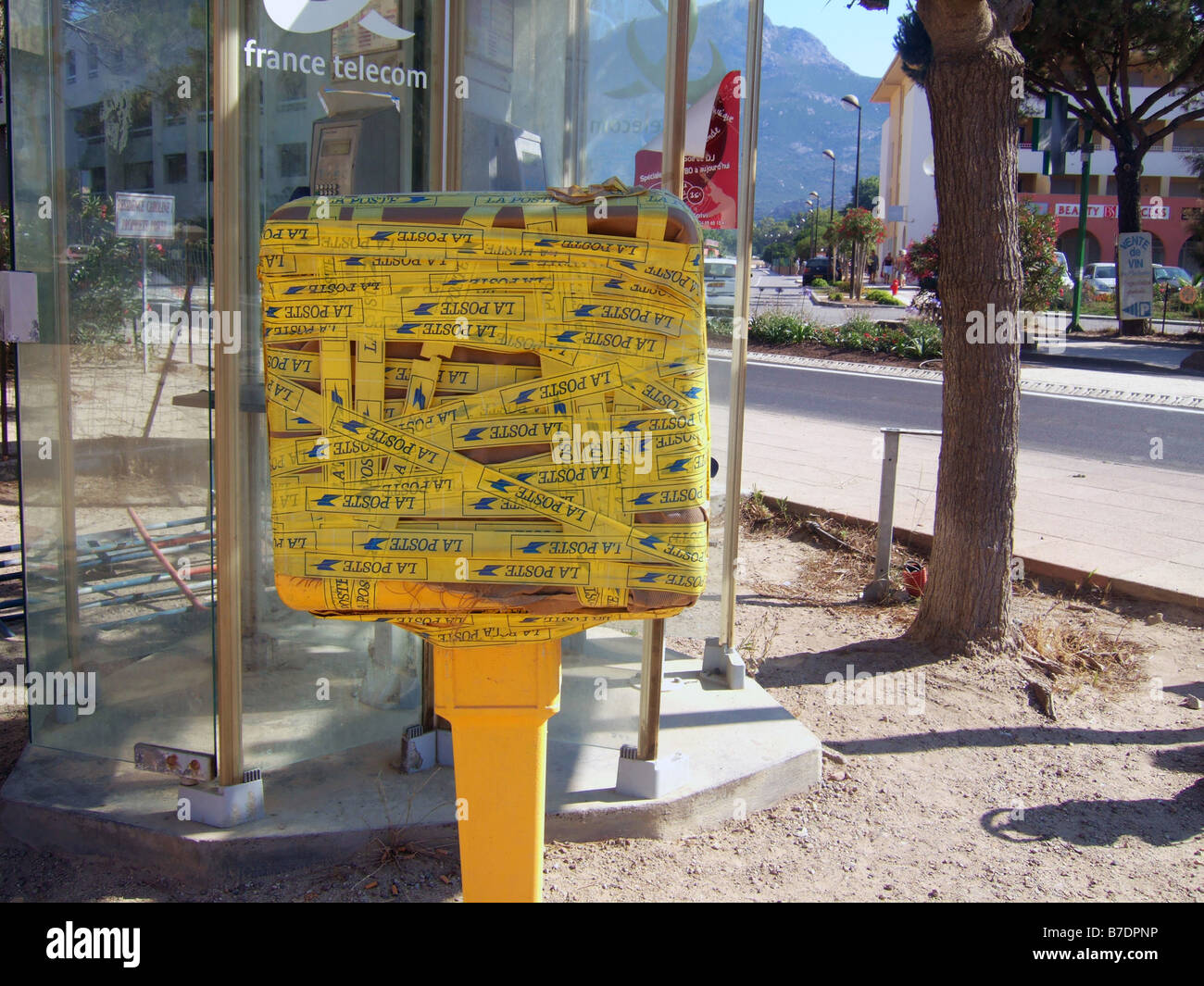 Eine gelbe Französisch La Poste - Briefkasten Stockfoto