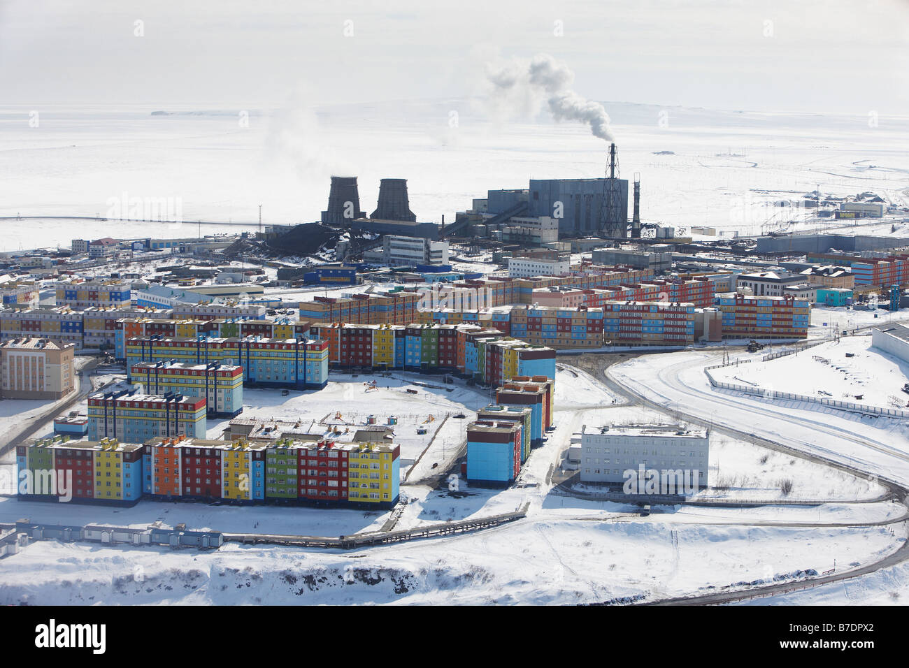 Kohle angetrieben umweltschädliche Station in der Nähe von Mehrfamilienhäusern, Anadyr Tschukotka Sibirien, Russland Stockfoto