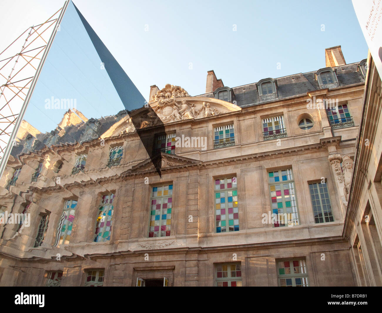 Architektonischen Blick auf der nach oben auf die obere Hälfte des Picasso-Museums in Paris, Frankreich, einschließlich Reflexion in riesigen Mirorr. Stockfoto