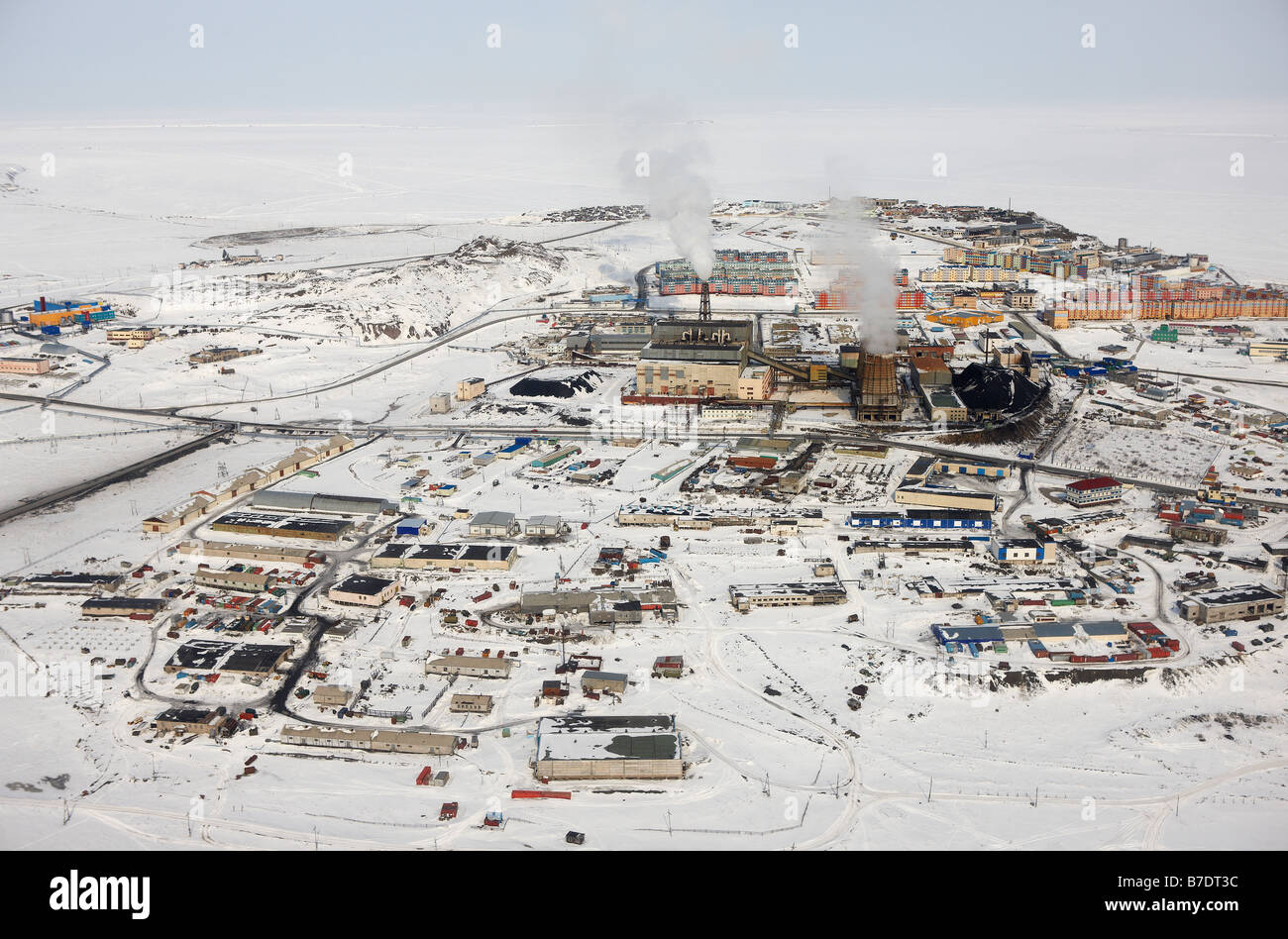 Kohle angetrieben umweltschädliche Kraftwerk in der Nähe von Mehrfamilienhäusern, Anadyr Tschukotka Sibirien, Russland Stockfoto