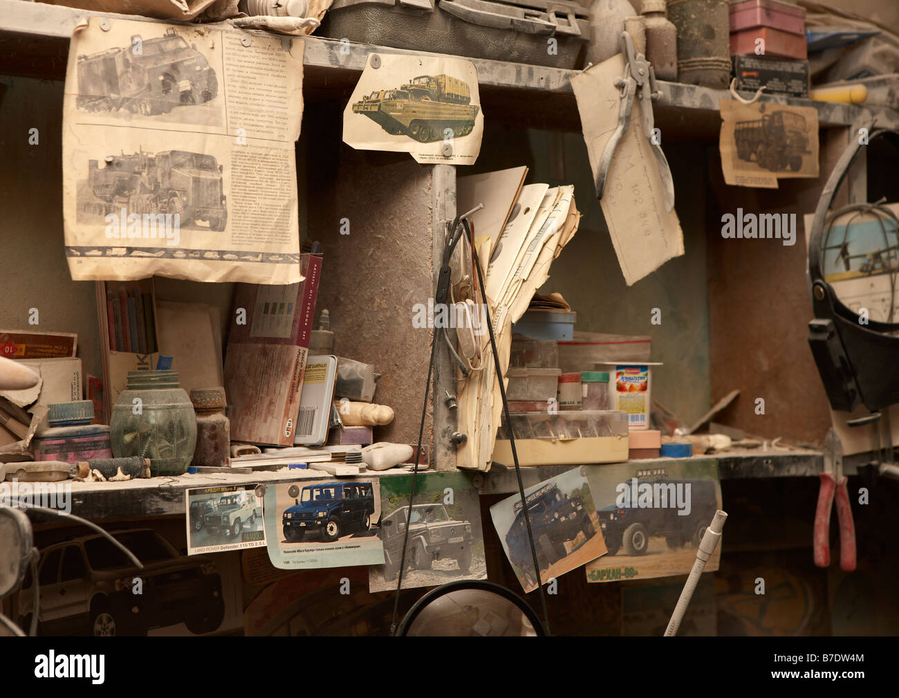 Bilder von alten Autos und Militärfahrzeuge in Künstler-Workshop, Amguema, Tschukotka, Sibirien-Russland Stockfoto