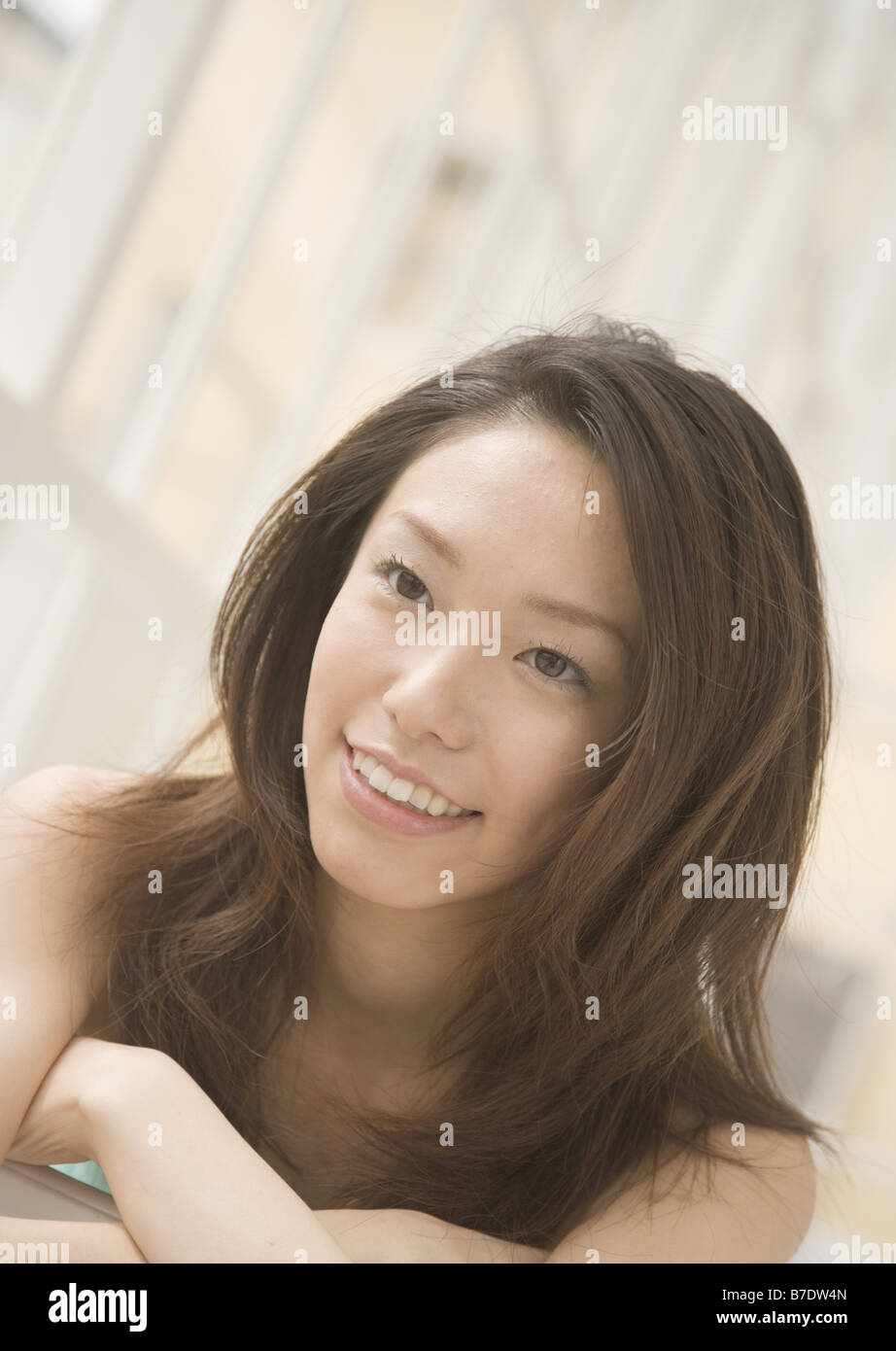 Lächelnde Frau mit langen Haaren Stockfoto
