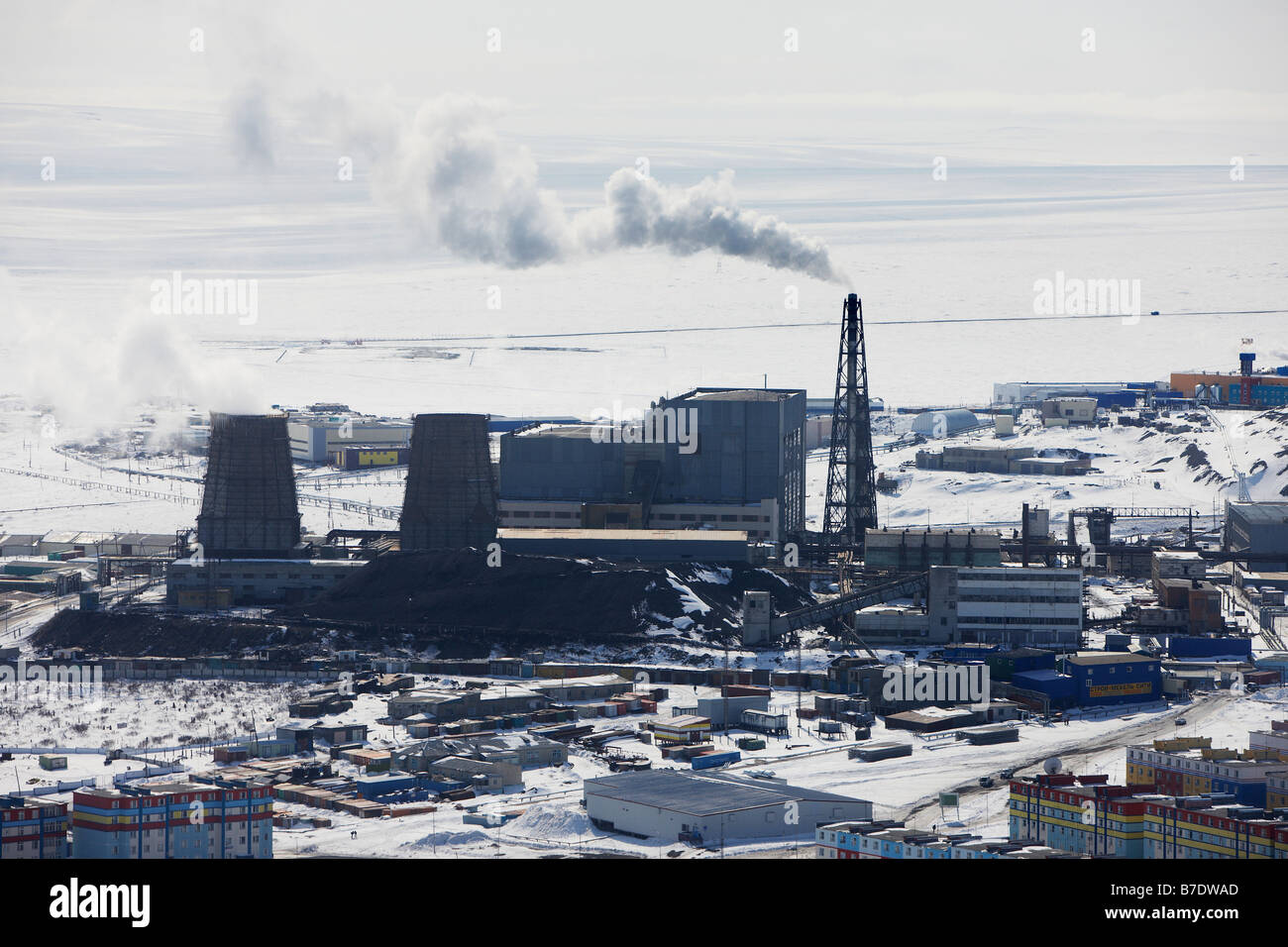 Kohle angetrieben umweltschädliche Station in der Nähe von Mehrfamilienhäusern, Anadyr Tschukotka Sibirien, Russland Stockfoto