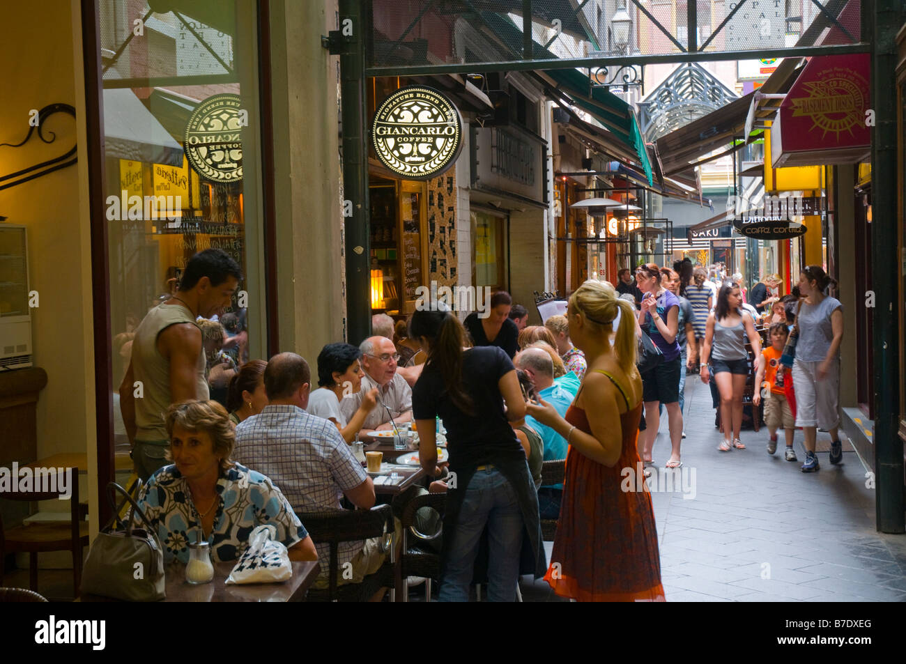 Melbourne s belebten Gasse Cafés und Kaffeebars Stockfoto