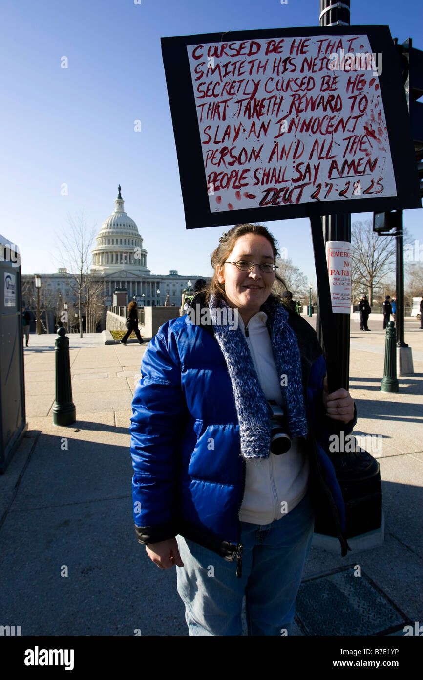 Eine Frau hält ein Schild, wenn vor dem US Capitol in Unterstützung der Pro-Life - Washington, DC USA Stockfoto
