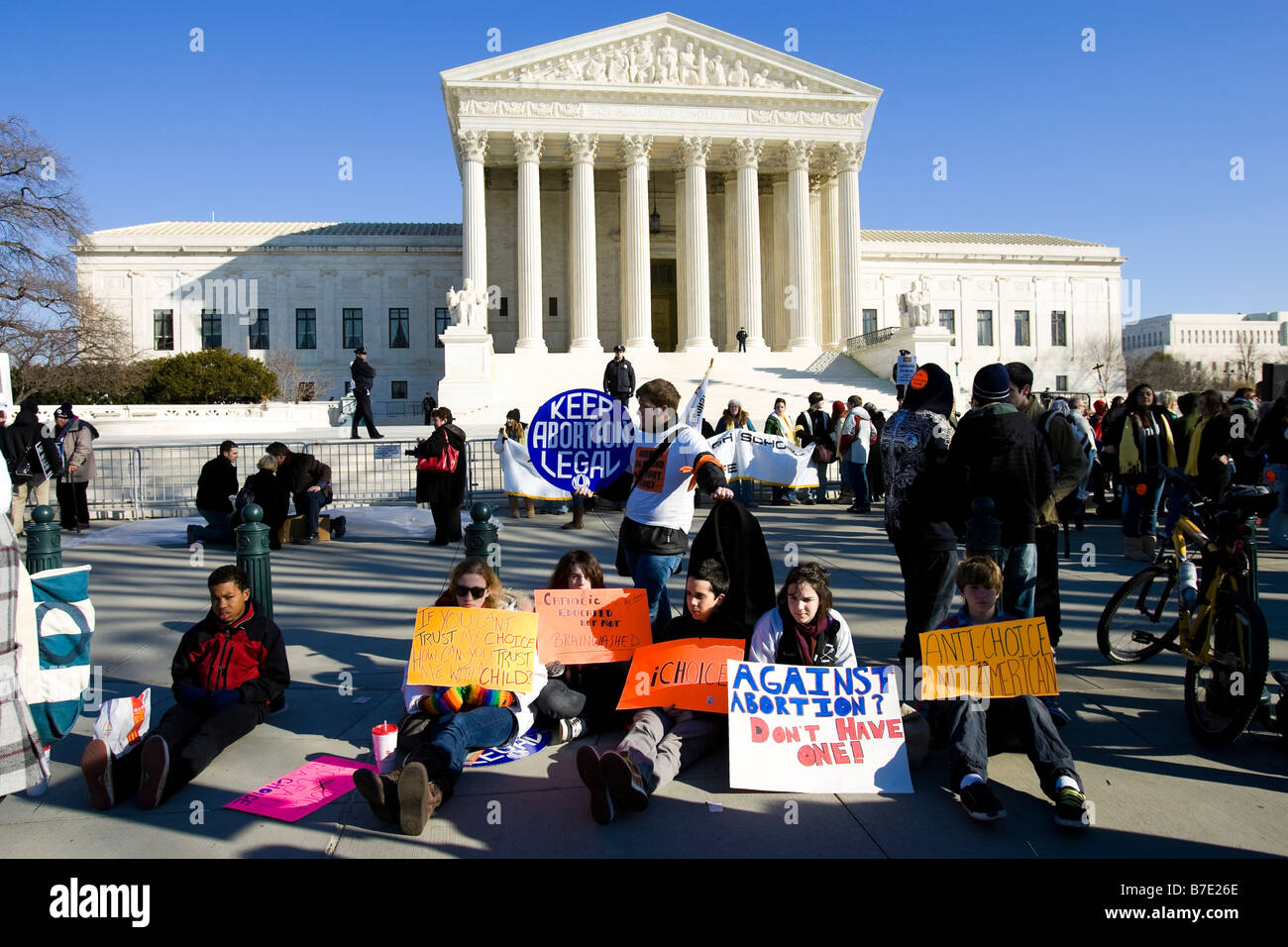 Pro-Choice-Befürworter halten Schilder vor der der US Supreme Court - Marsch für das Leben-Rallye 2009 - Washington, DC USA Stockfoto