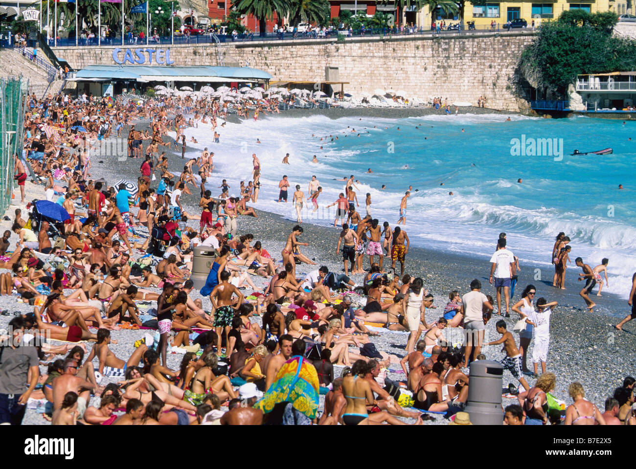 Überfüllten Strand im Sommer unterhalb der Promenade des Anglais Stockfoto