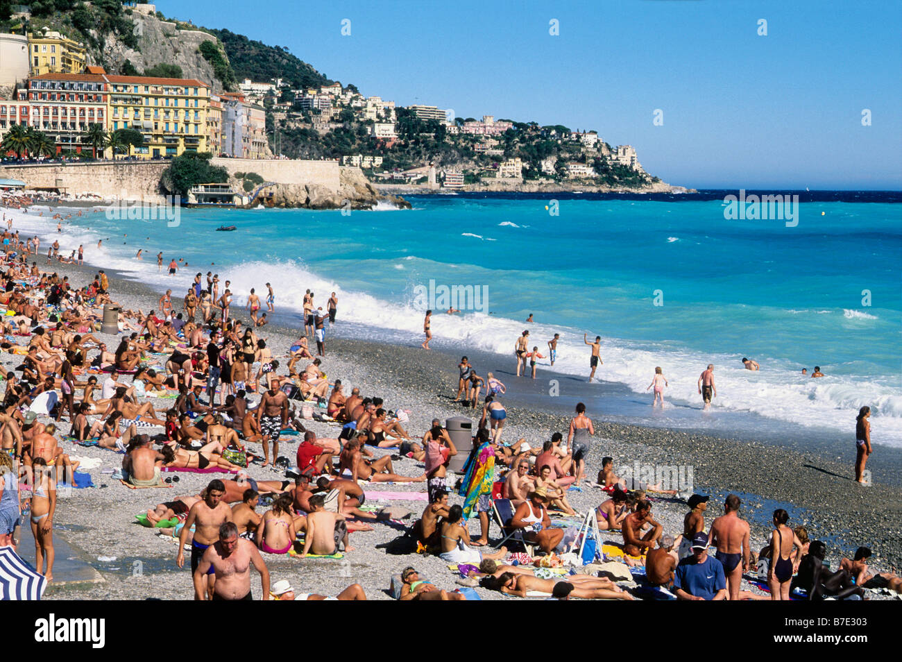 Überfüllten Strand im Sommer unterhalb der Promenade des Anglais Stockfoto