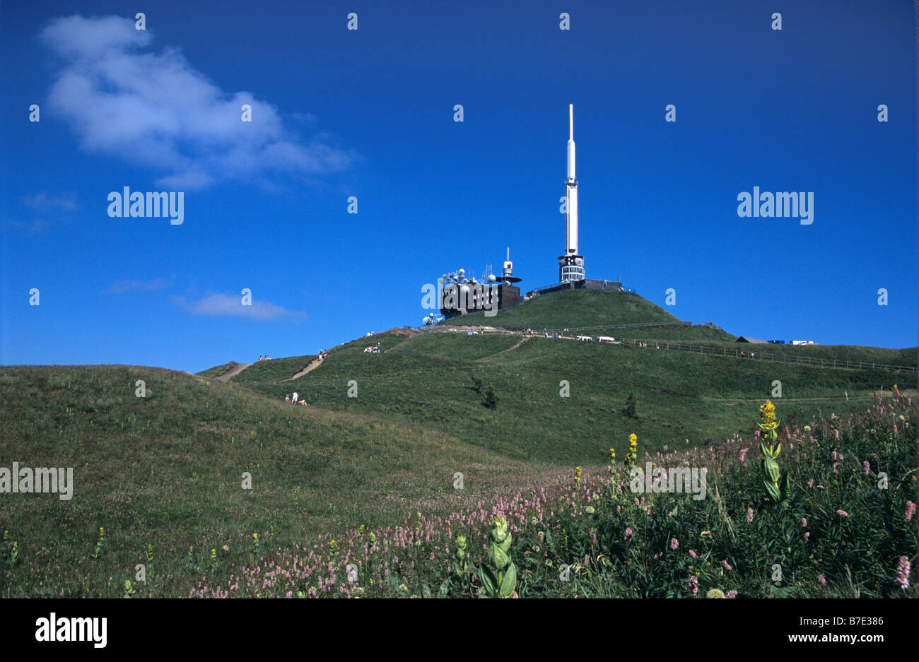 Der Puy de Dôme Peak & ausgestorben Vulkan Observatorium mit Fernmeldeturm, nr. Clermont-Ferrand, Auvergne, Frankreich Stockfoto